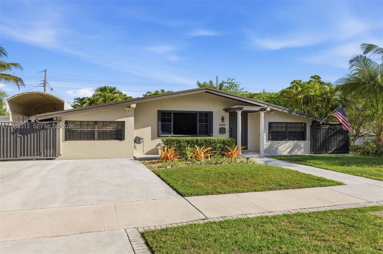 2485 NE 214th St , Miami, FL 33180 Photo