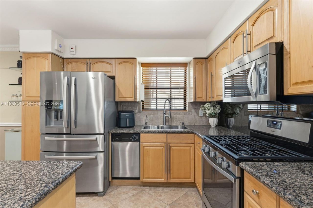 2485 NE 214th St, Miami, FL 33180 Photo