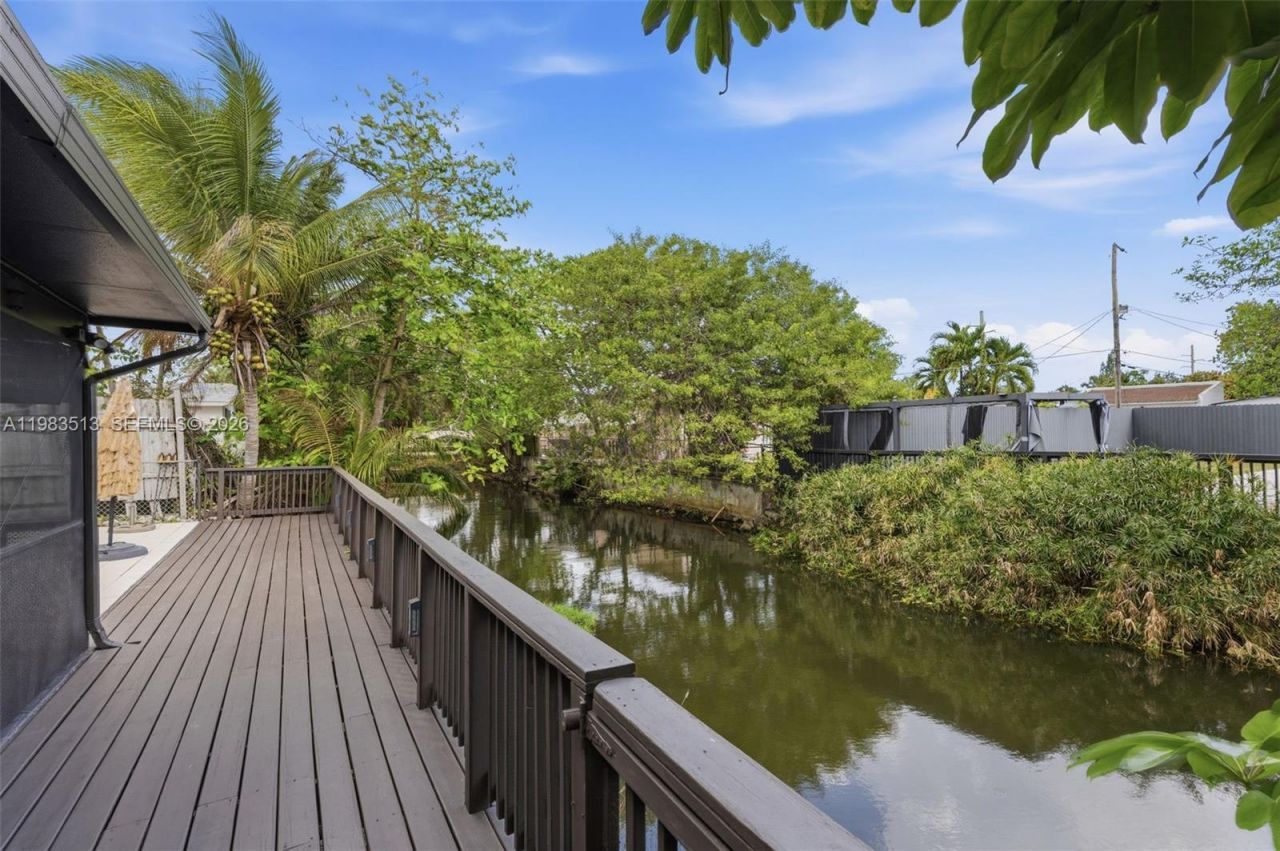 2485 NE 214th St , Miami, FL 33180 Photo