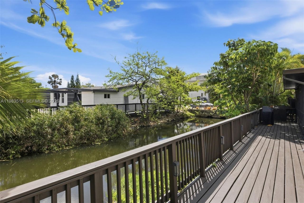 2485 NE 214th St , Miami, FL 33180 Photo