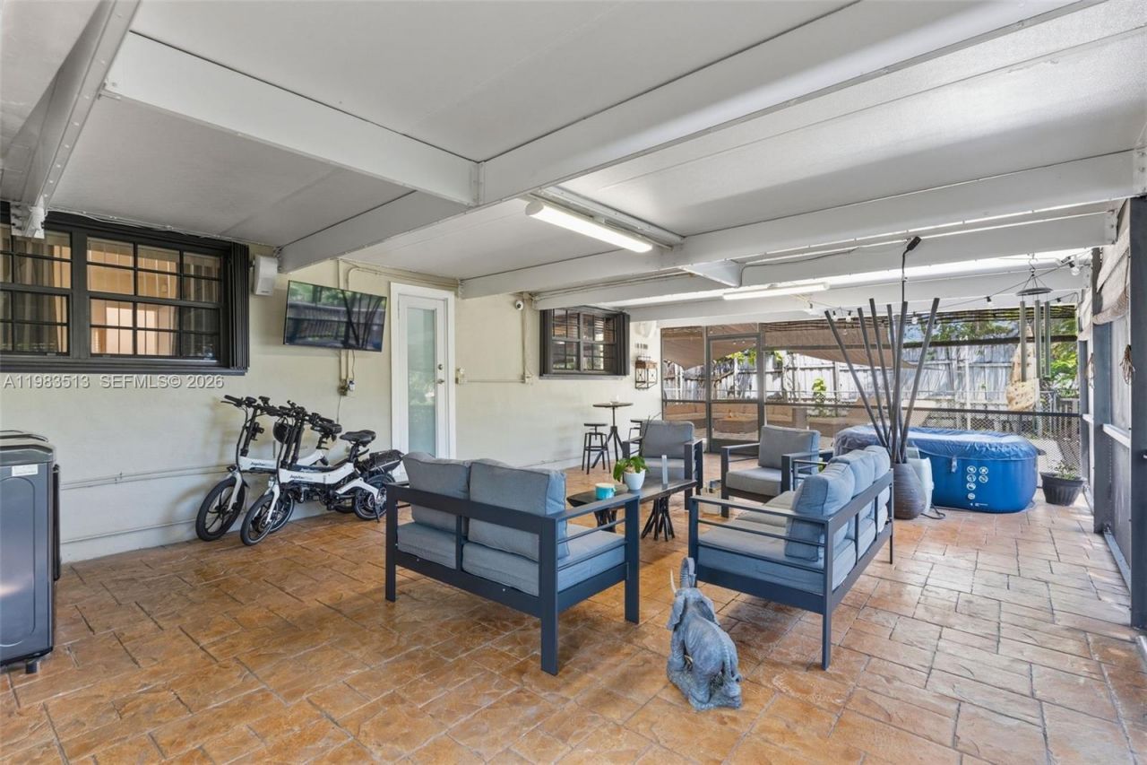 2485 NE 214th St, Miami, FL 33180 Photo
