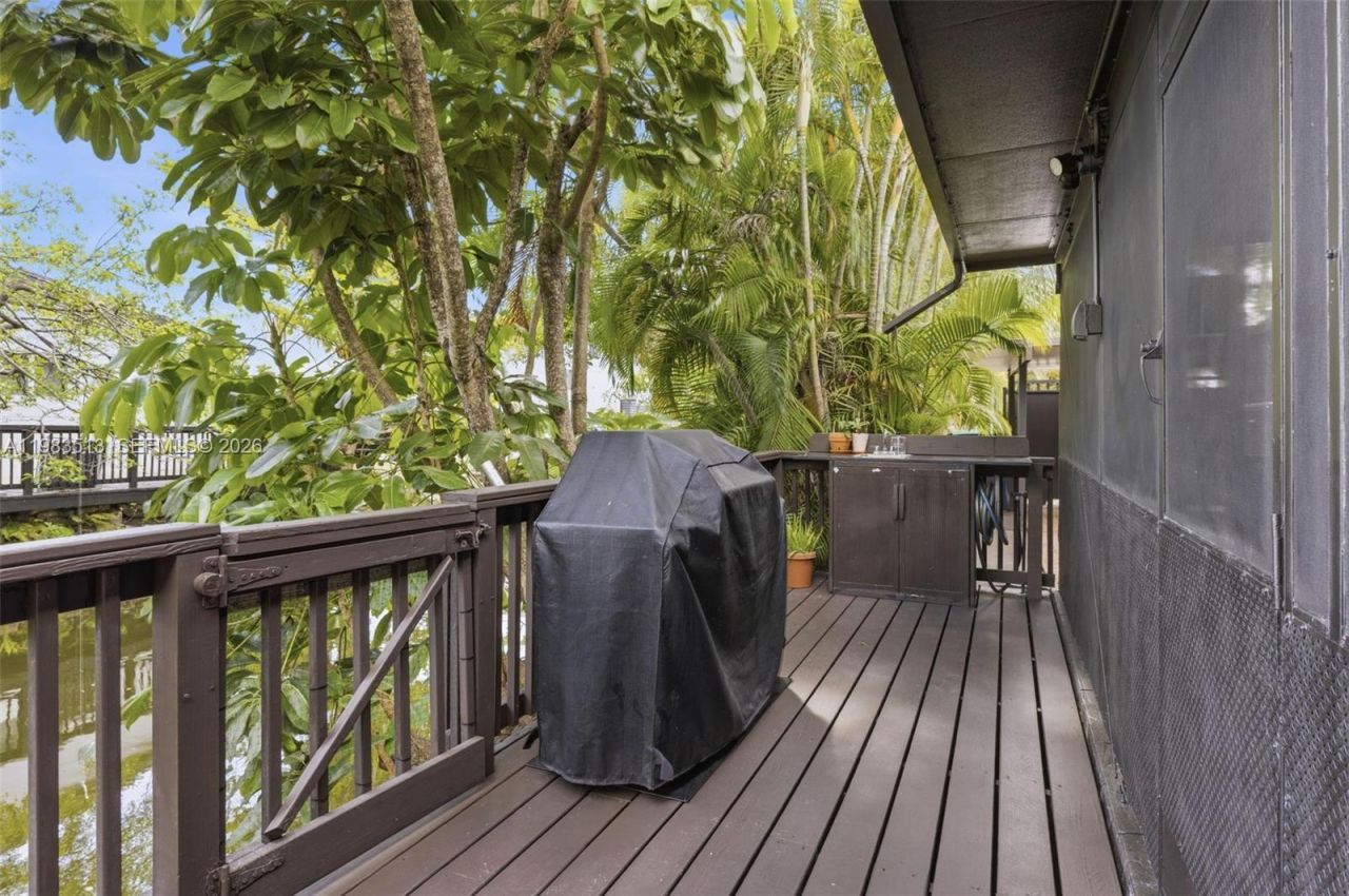 2485 NE 214th St , Miami, FL 33180 Photo