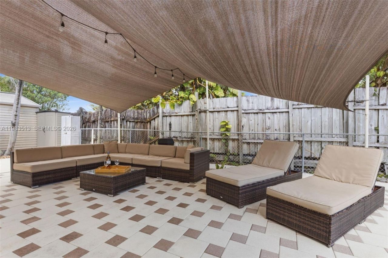 2485 NE 214th St , Miami, FL 33180 Photo