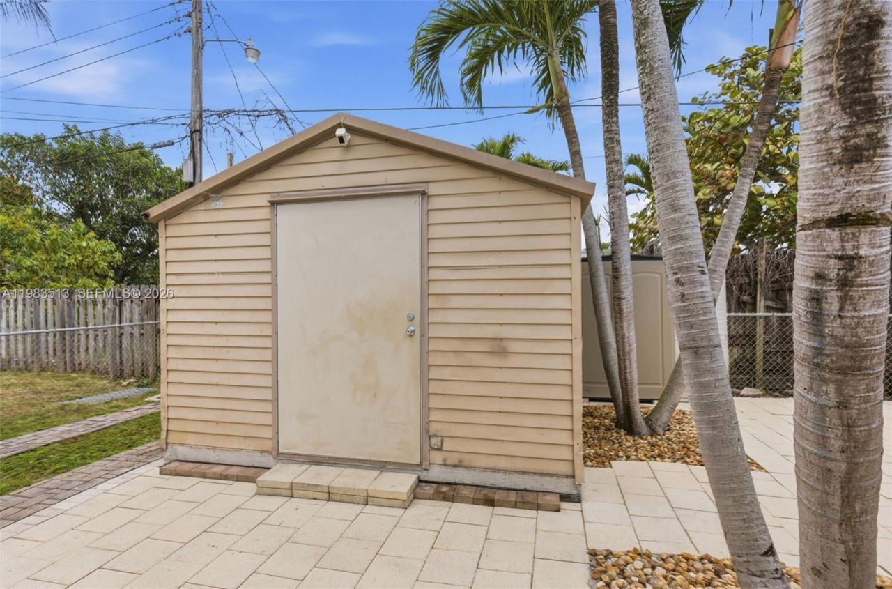 2485 NE 214th St , Miami, FL 33180 Photo