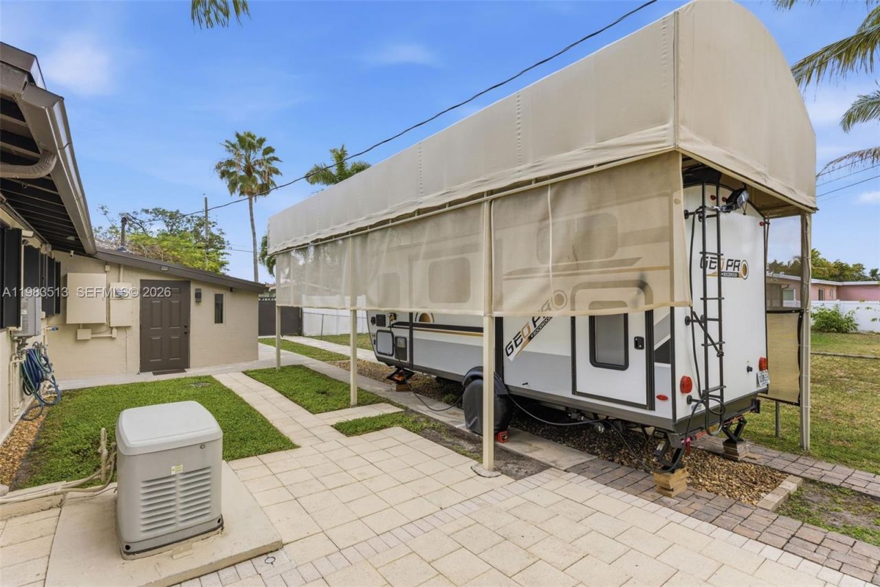 2485 NE 214th St , Miami, FL 33180 Photo