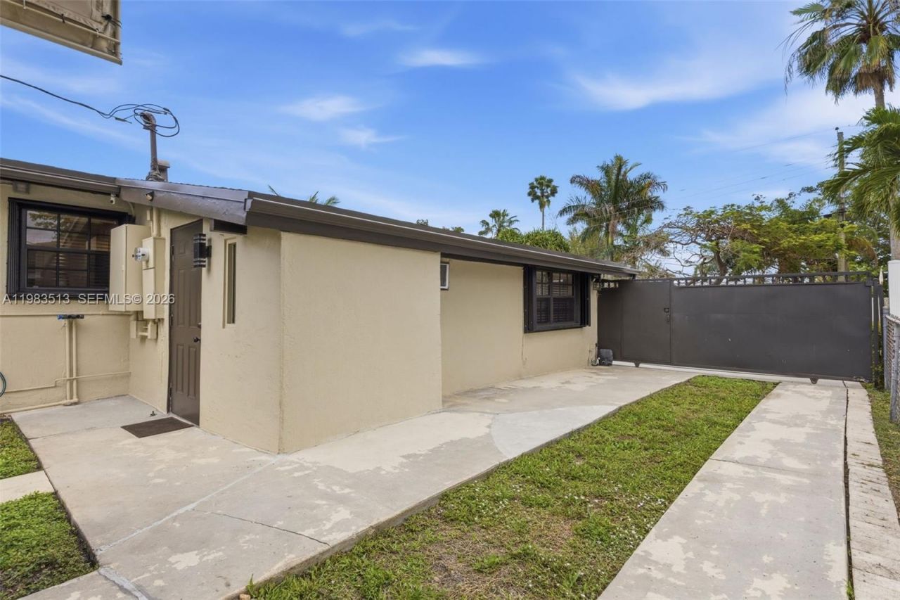 2485 NE 214th St , Miami, FL 33180 Photo