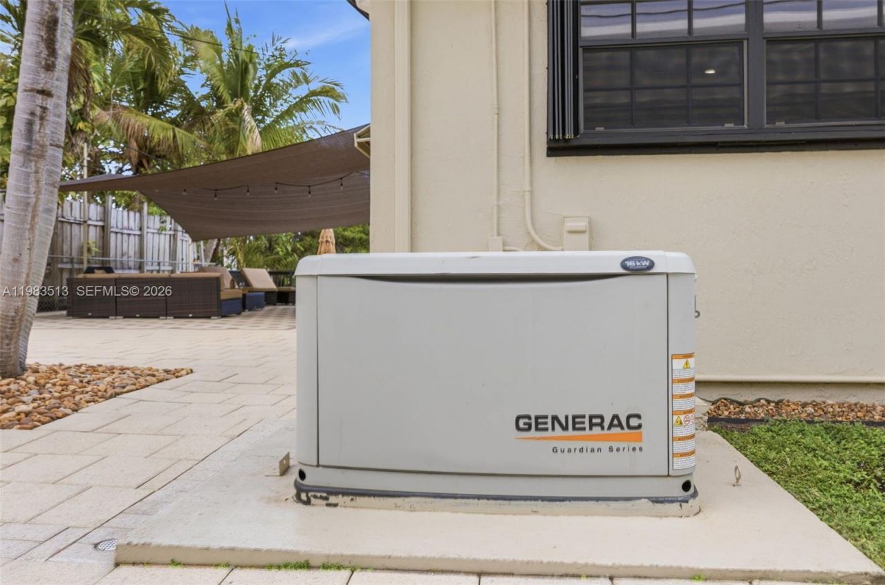 2485 NE 214th St , Miami, FL 33180 Photo