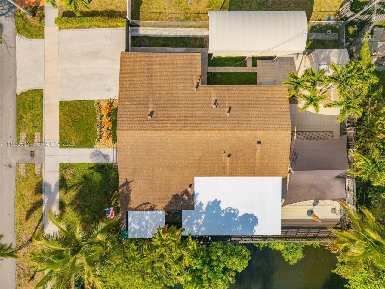 2485 NE 214th St , Miami, FL 33180 Photo