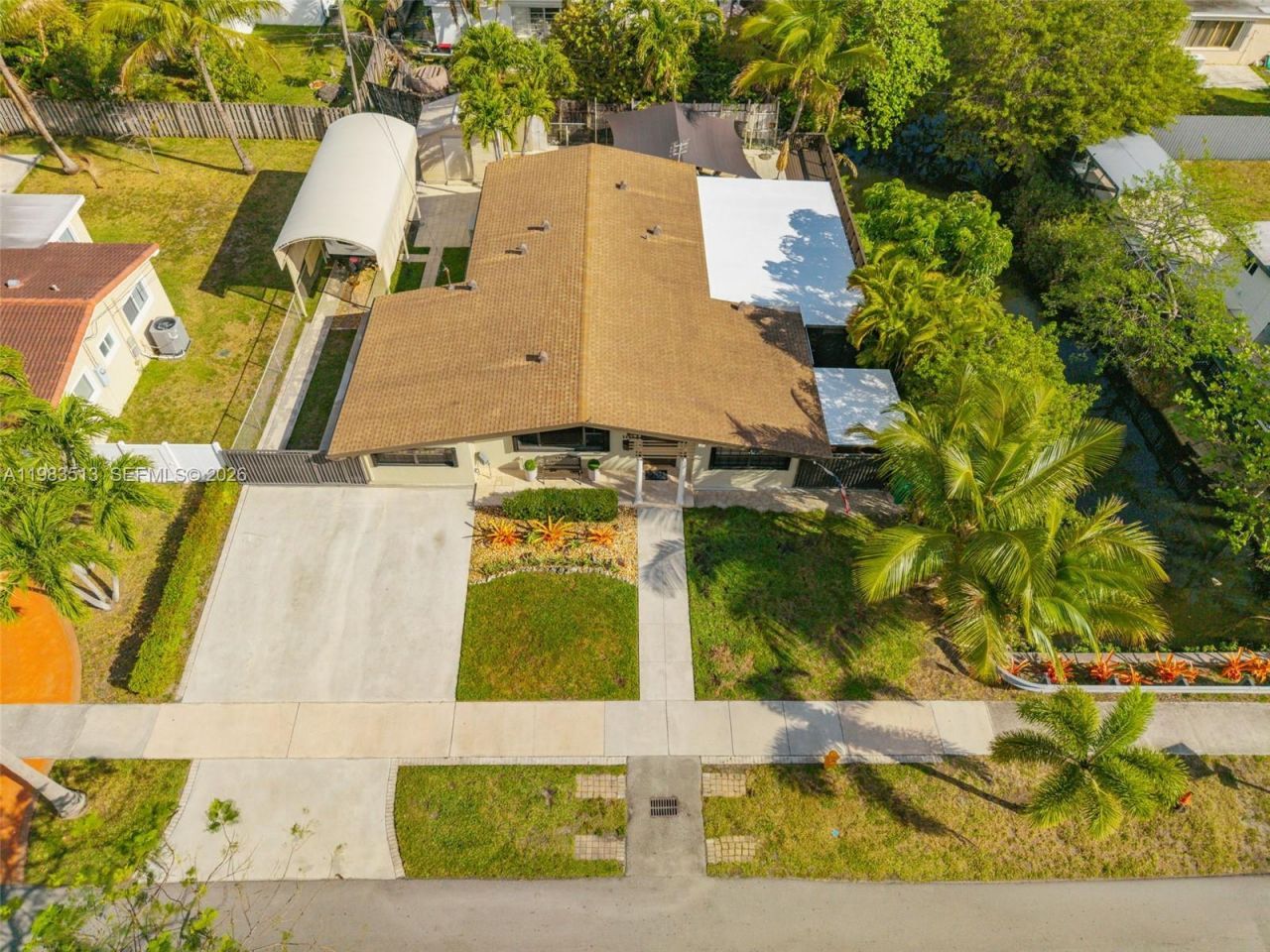 2485 NE 214th St, Miami, FL 33180 Photo