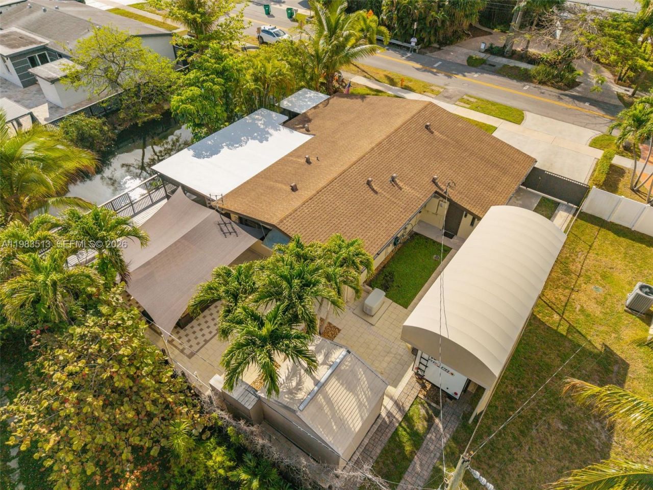 2485 NE 214th St, Miami, FL 33180 Photo