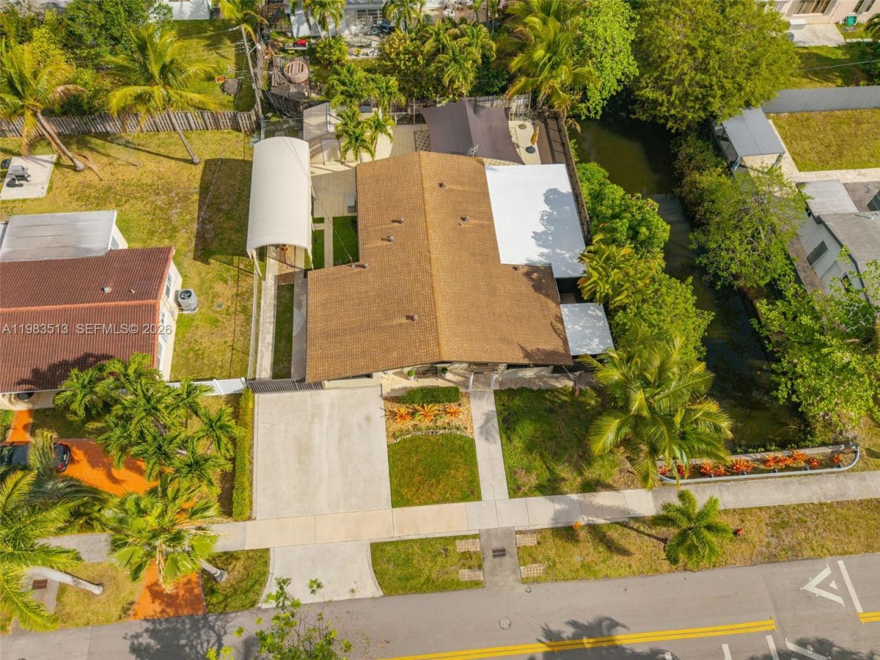 2485 NE 214th St, Miami, FL 33180 Photo