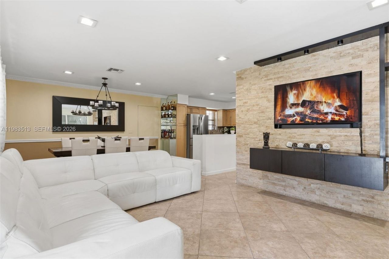 2485 NE 214th St , Miami, FL 33180 Photo