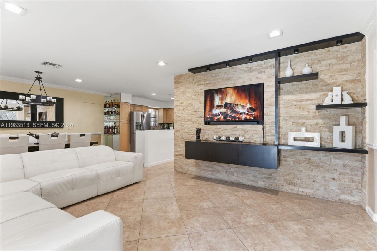 2485 NE 214th St , Miami, FL 33180 Photo