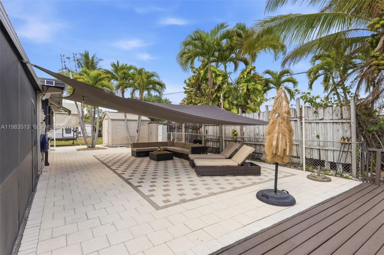 2485 NE 214th St, Miami, FL 33180 Photo