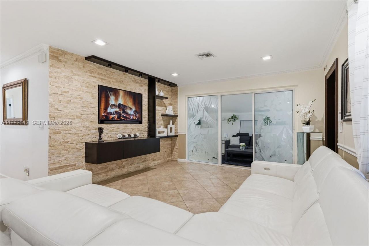 2485 NE 214th St , Miami, FL 33180 Photo