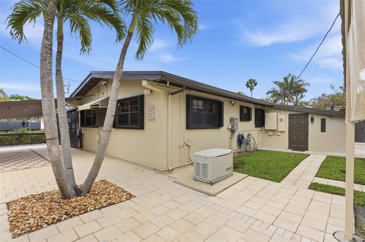 2485 NE 214th St, Miami, FL 33180 Photo