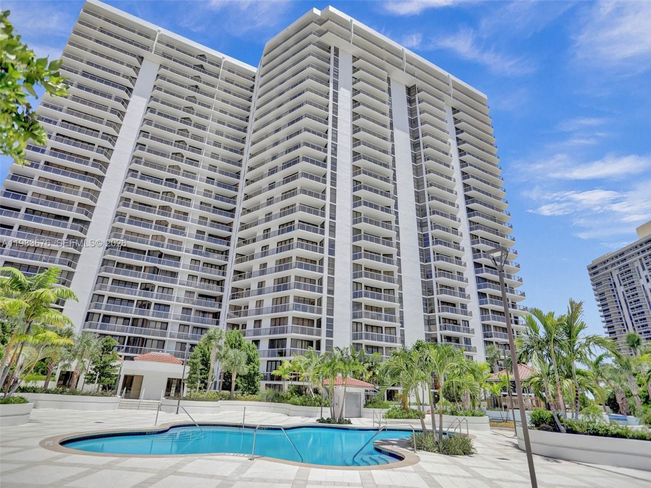 20281 E Country Club Dr , Unit 608, Aventura, FL 33180 Photo