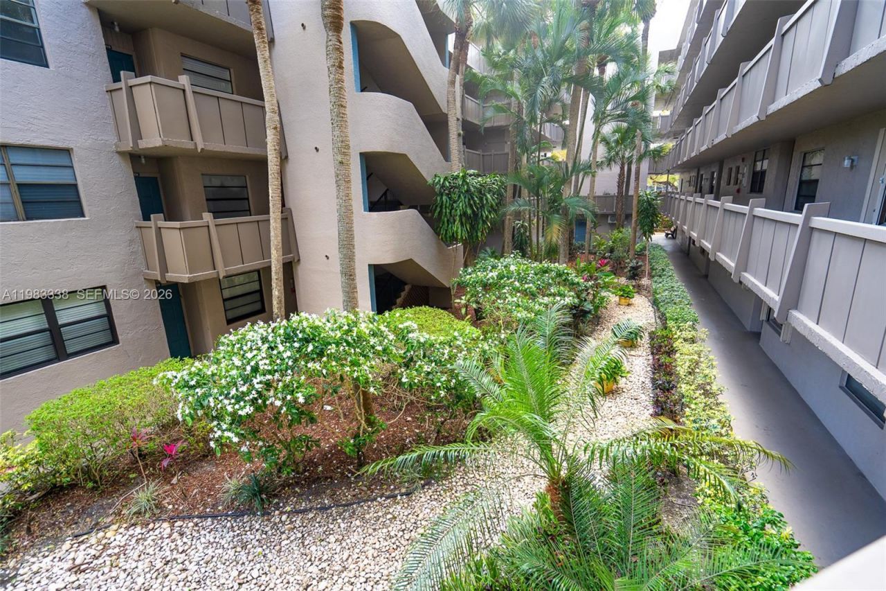 1000 Colony Point Cir , Unit 203, Pembroke Pines, FL 33026 Photo