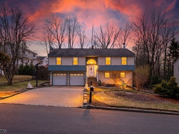 4 Shelley Ct, Sparta, NJ 07871