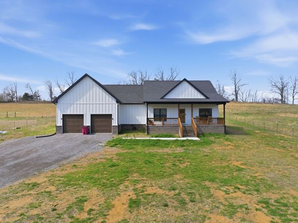 638 Howell Rd , Westmoreland, TN 37186