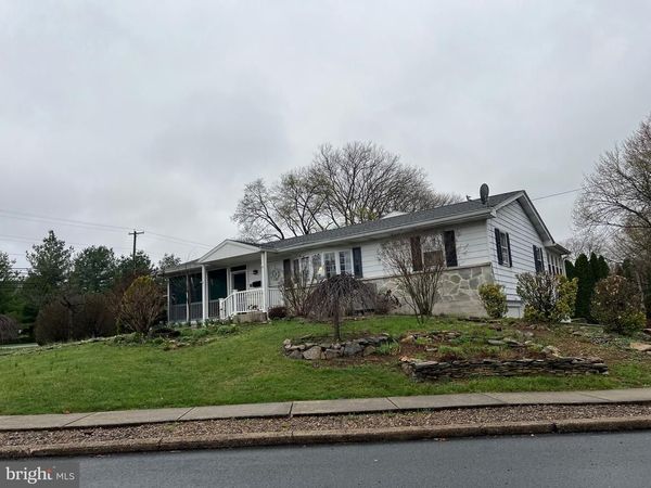 2 LOCUST LANE, WOMELSDORF, PA 19567