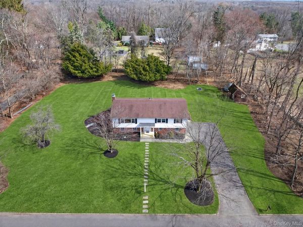 8 Hampton Road, Airmont, NY 10901