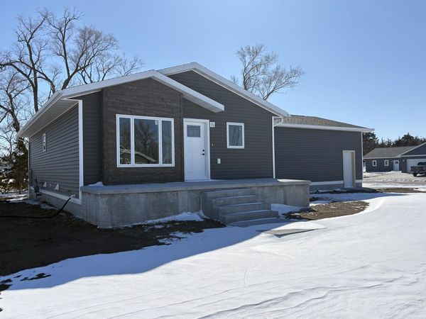 1152 Woods Cir, Mitchell, SD 57301