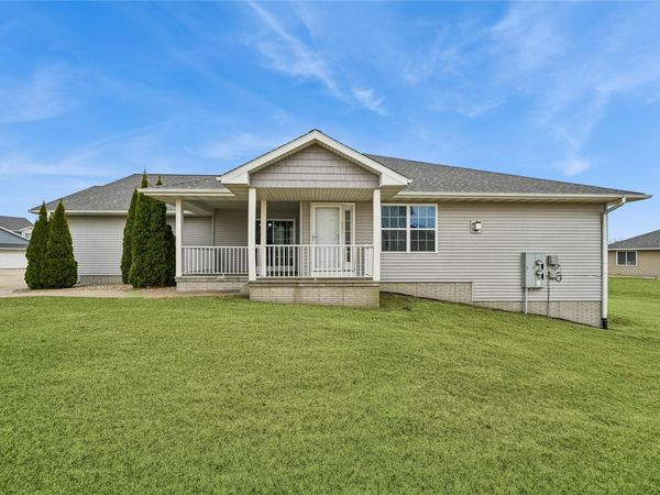 953 Acacia Drive NE, Cedar Rapids, IA 52402