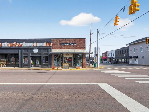 11 W Main St , Hohenwald, TN 38462