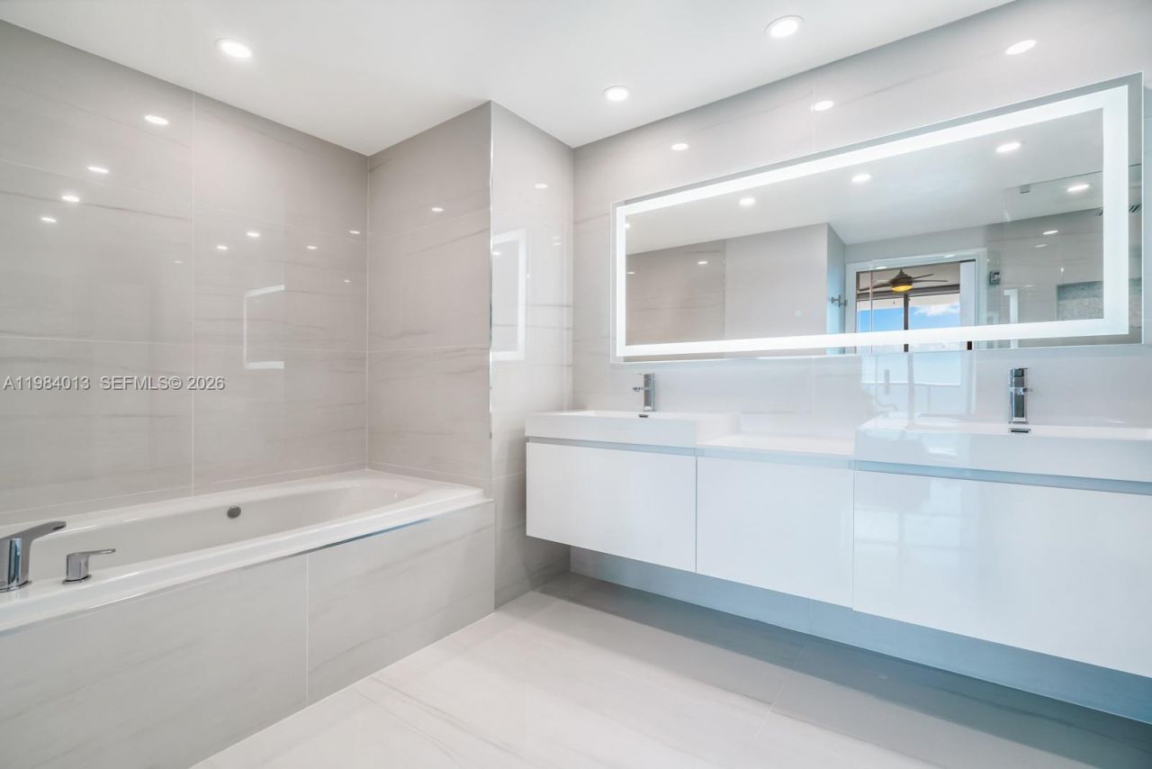 6799 Collins Ave , Unit 1404, Miami Beach, FL 33141 Photo