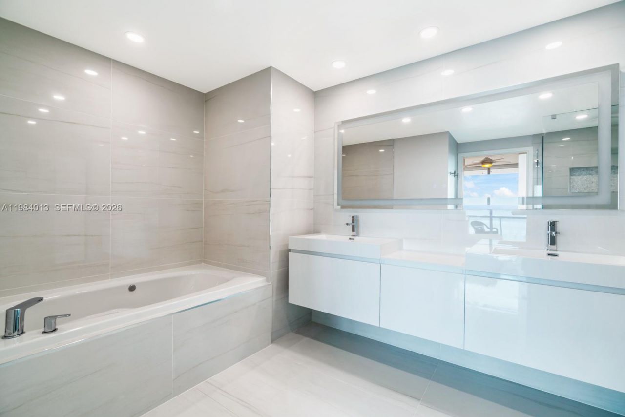 6799 Collins Ave , Unit 1404, Miami Beach, FL 33141 Photo