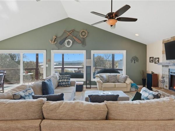 956 Lakebreeze Drive, Canyon Lake, TX 78133