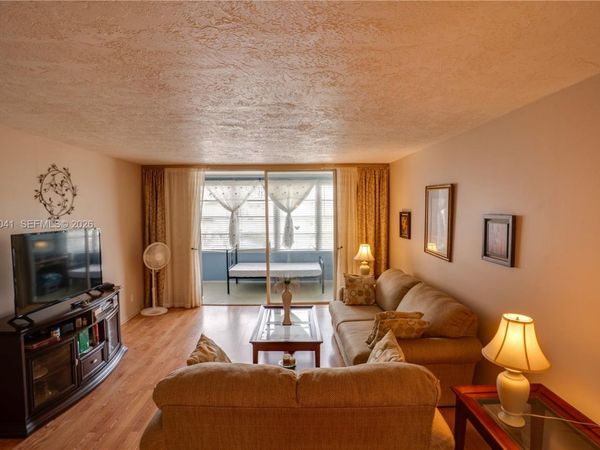 2841 Somerset Dr, Unit 318, Lauderdale Lakes, FL 33311