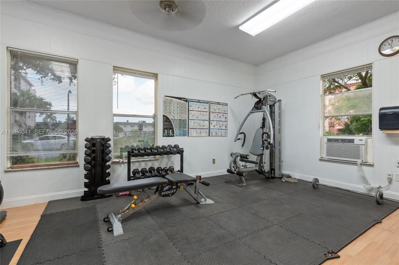 2841 Somerset Dr, Unit 318, Lauderdale Lakes, FL 33311 Photo