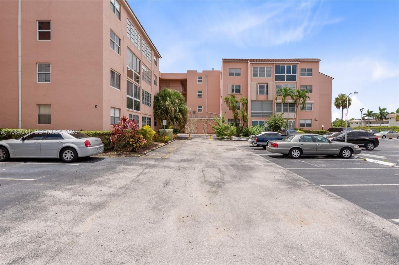 2841 Somerset Dr, Unit 318, Lauderdale Lakes, FL 33311 Photo
