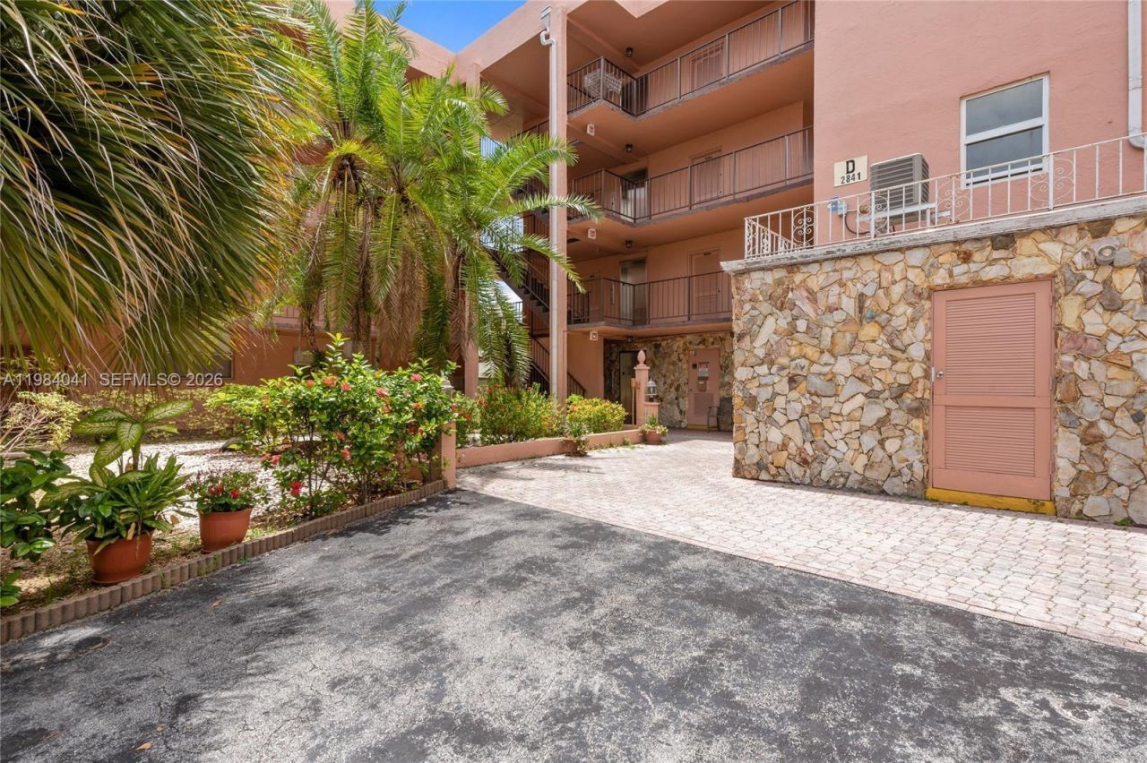 2841 Somerset Dr, Unit 318, Lauderdale Lakes, FL 33311 Photo