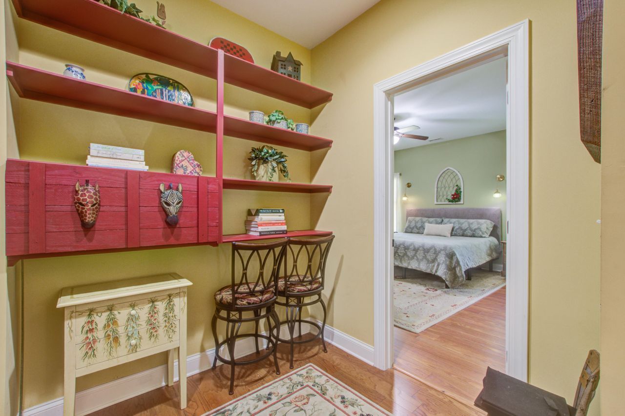 184 Columns Road Photo 18