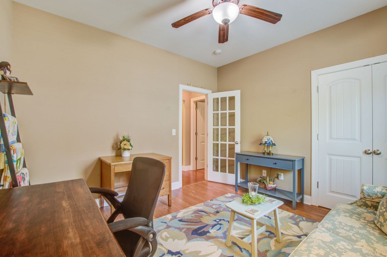 184 Columns Road Photo 26