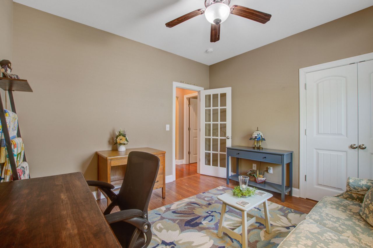 184 Columns Road Photo 33