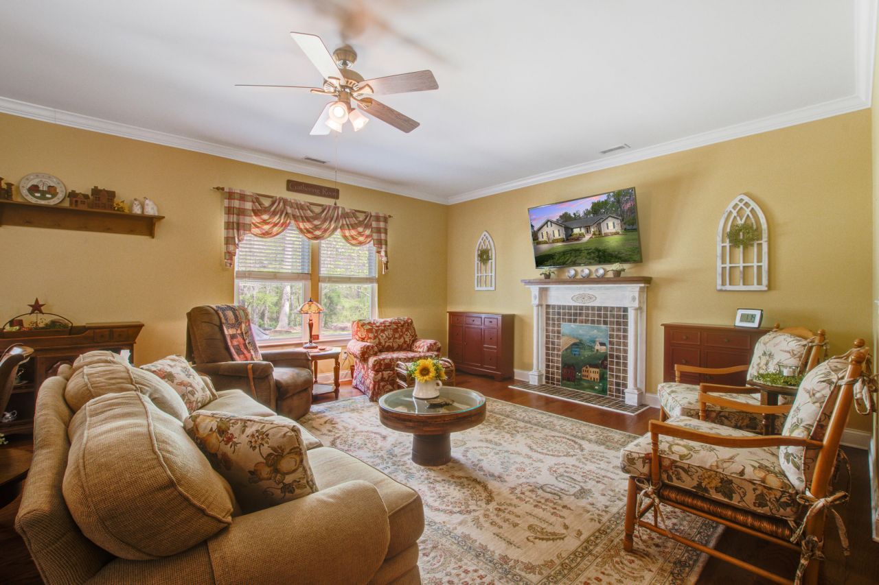 184 Columns Road Photo 6