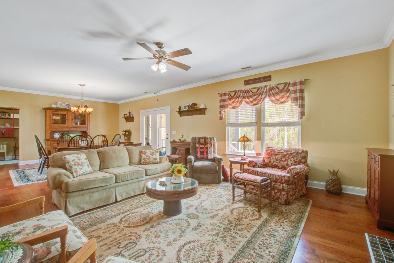 184 Columns Road Photo 8