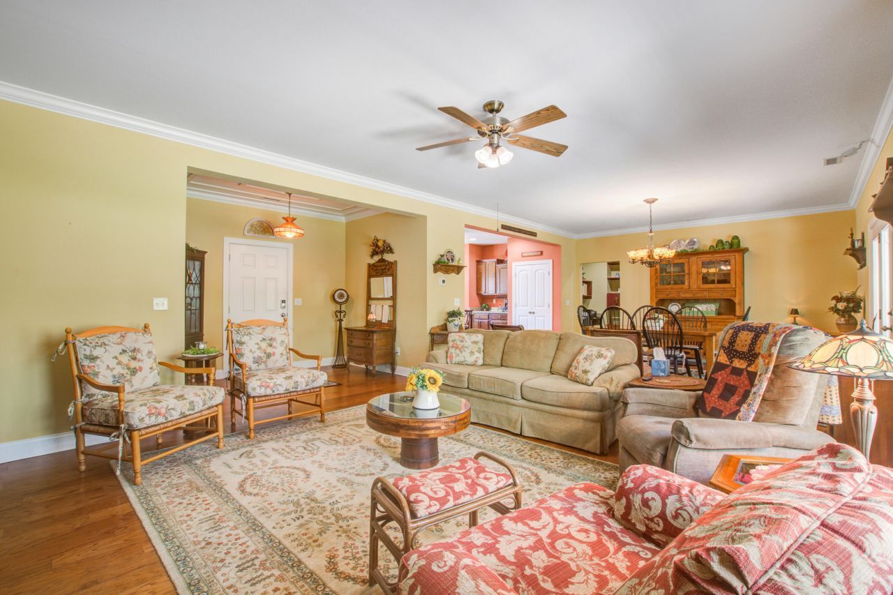 184 Columns Road Photo 9