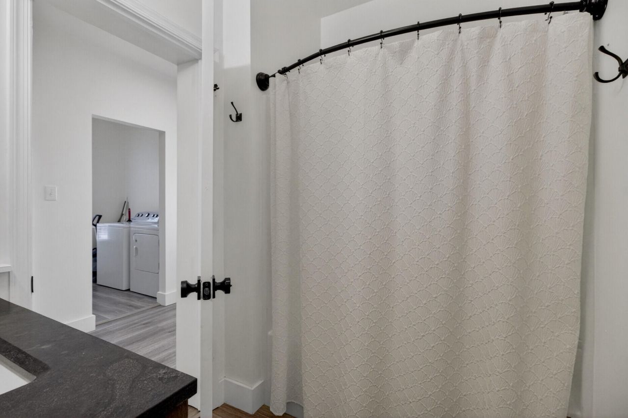 214 W Ashley Avenue Photo 24