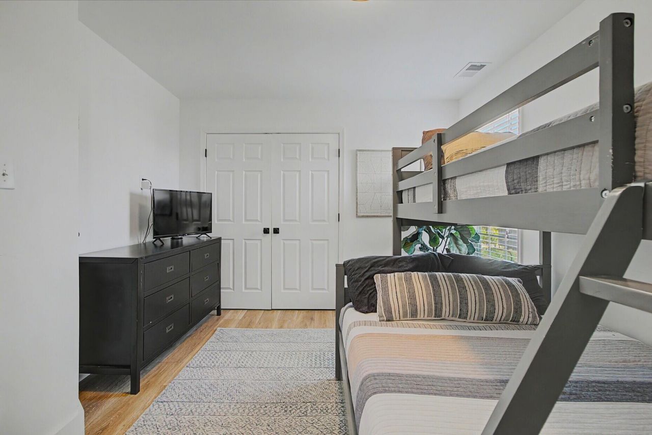 214 W Ashley Avenue Photo 40