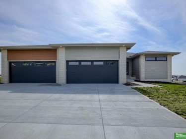 20658 Laurel Avenue, Elkhorn, NE 68022