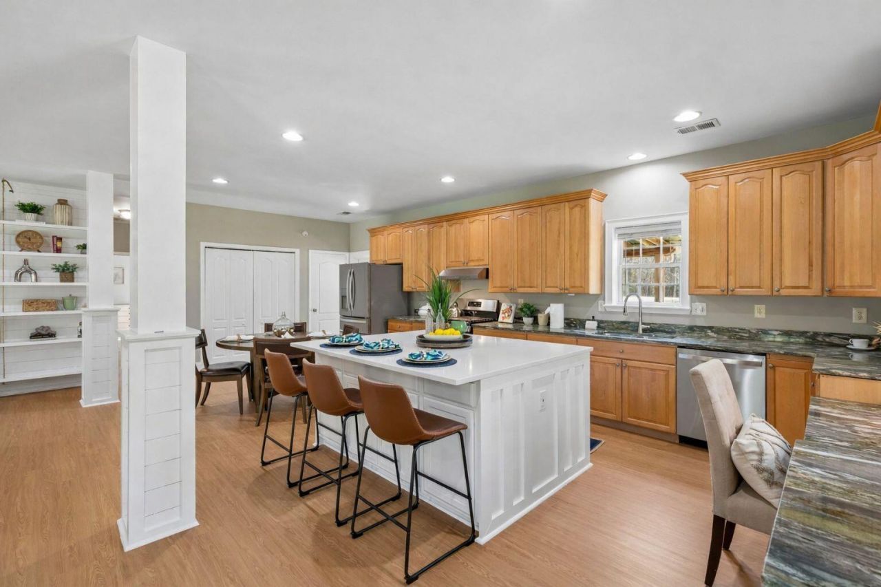 2490 Hunting Road Photo 18