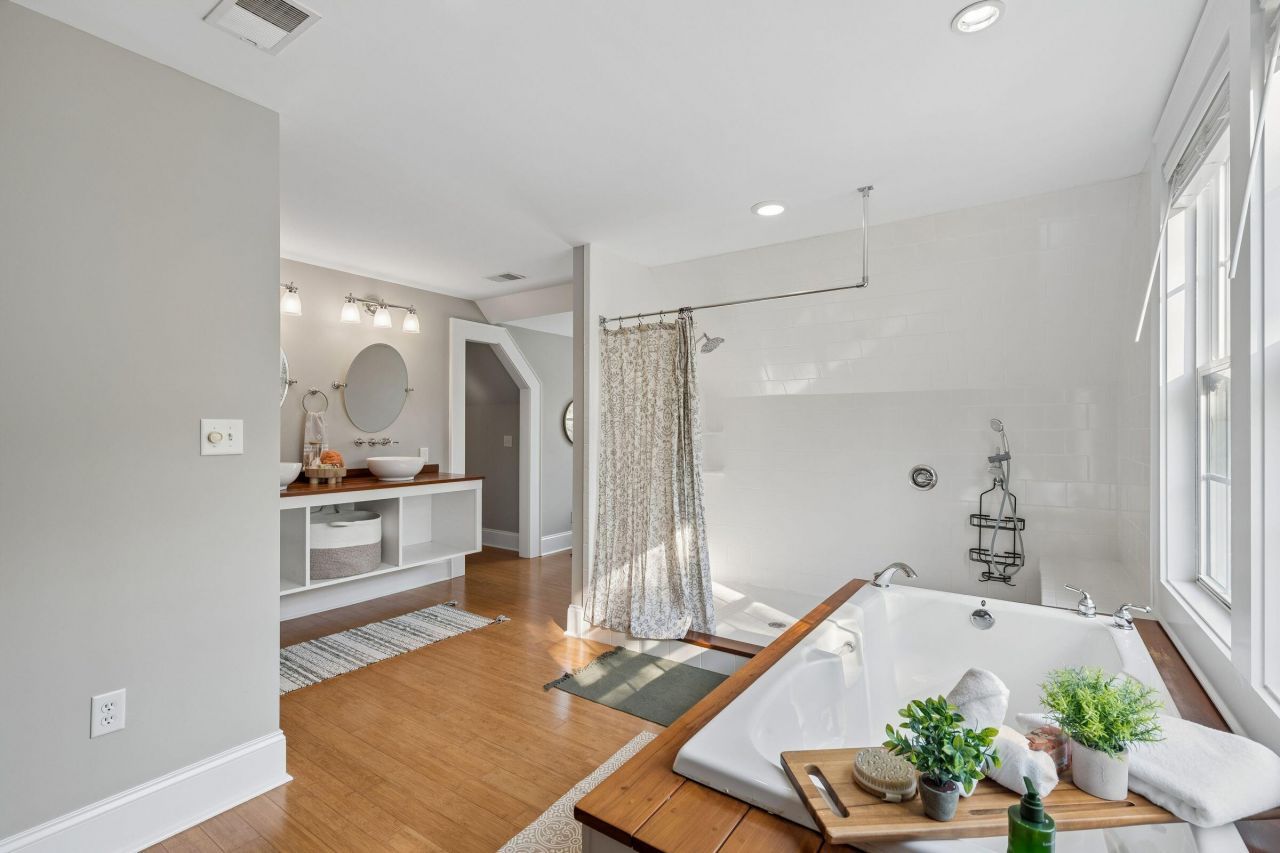 2490 Hunting Road Photo 43