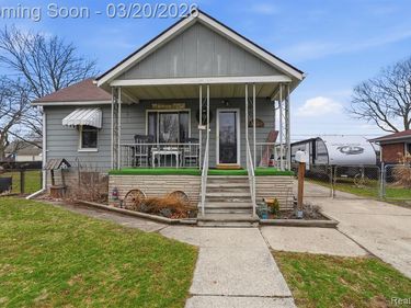 8521 Dale, Center Line, MI 48015