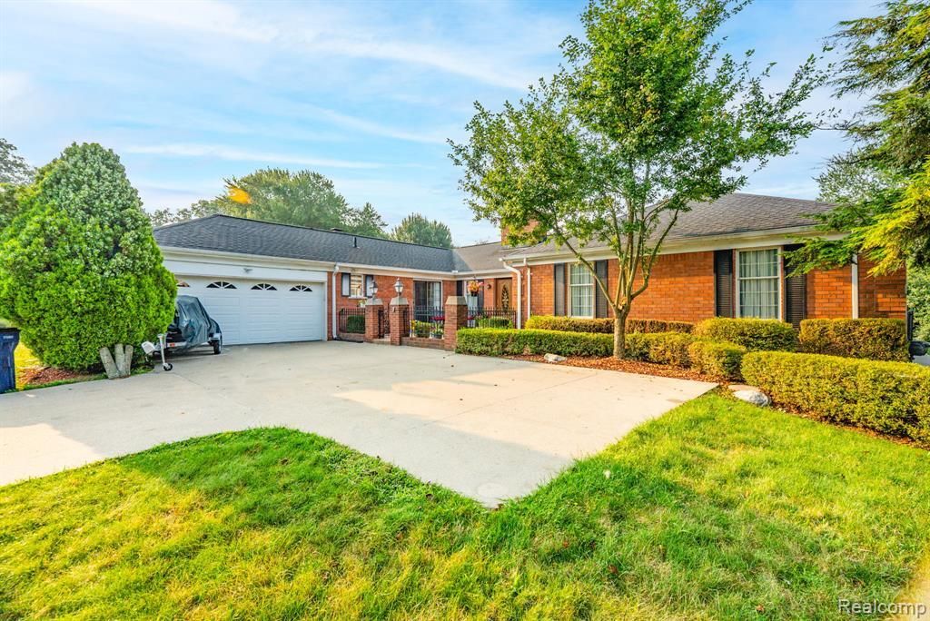 1853 W Bend Drive , Bloomfield Hills, MI 48302 Main Photo
