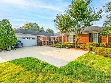 1853 W Bend Drive , Bloomfield Hills, MI 48302